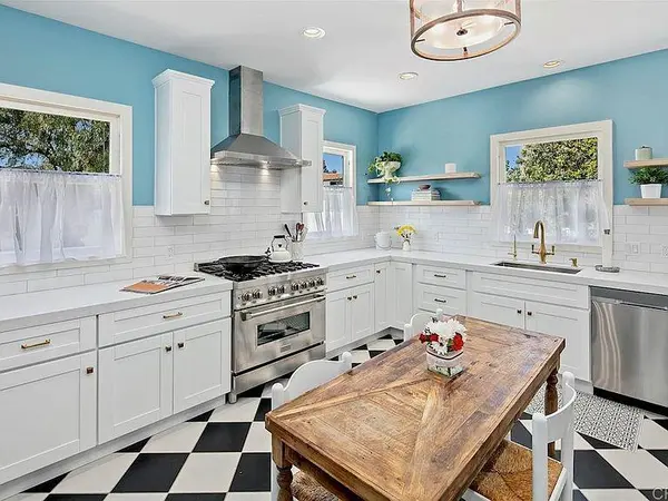 Ribbed-Glass-Cabinets-for-Textured-Elegance.