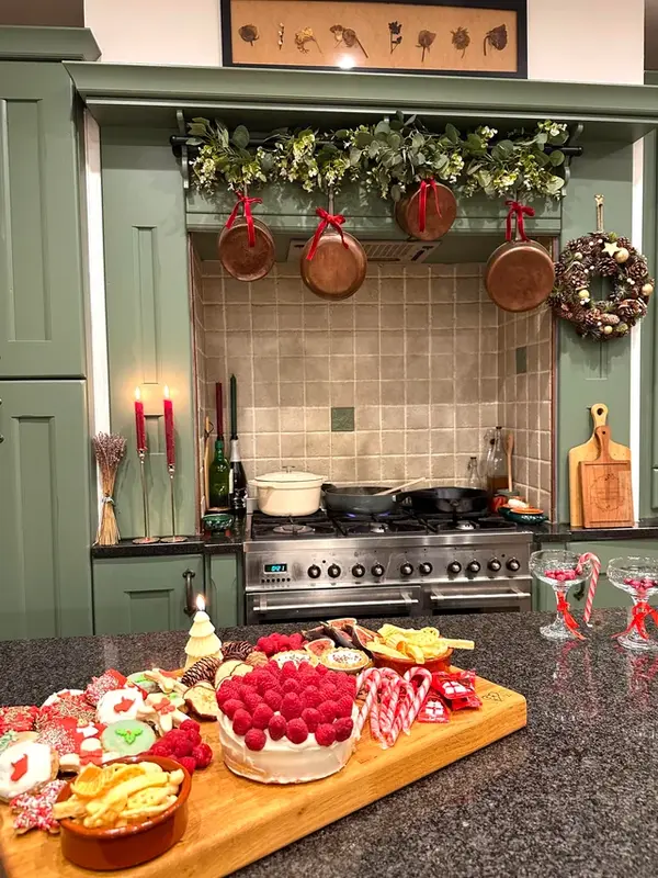 Decorate-a-Kitchen-Range-Hood-for-the-Christmas-Season