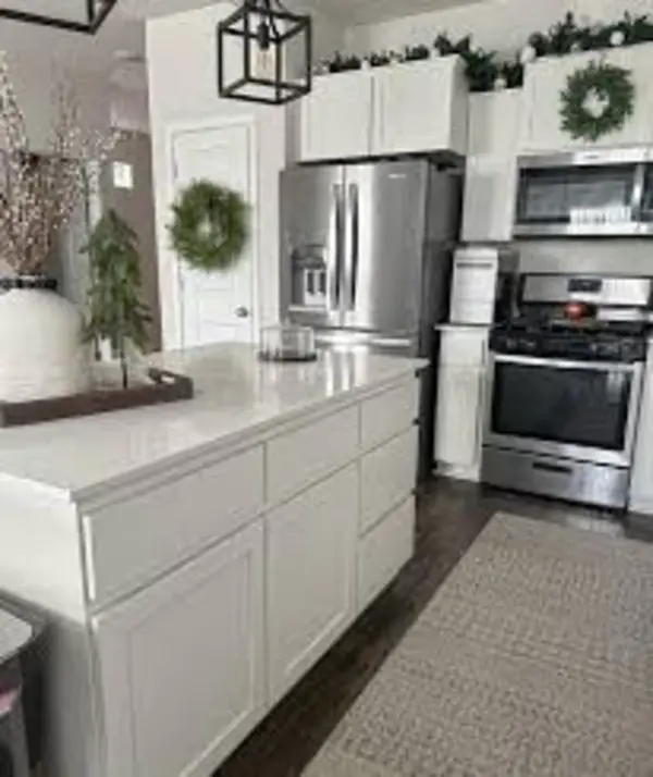 Easy-Ways-to-Decorate-Kitchen-Cabinets-for-Christmas