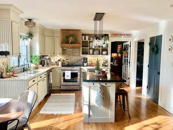 how-to-easily-hang-mini-wreaths-to-decorate-kitchen-cabinets-for-Christmas.